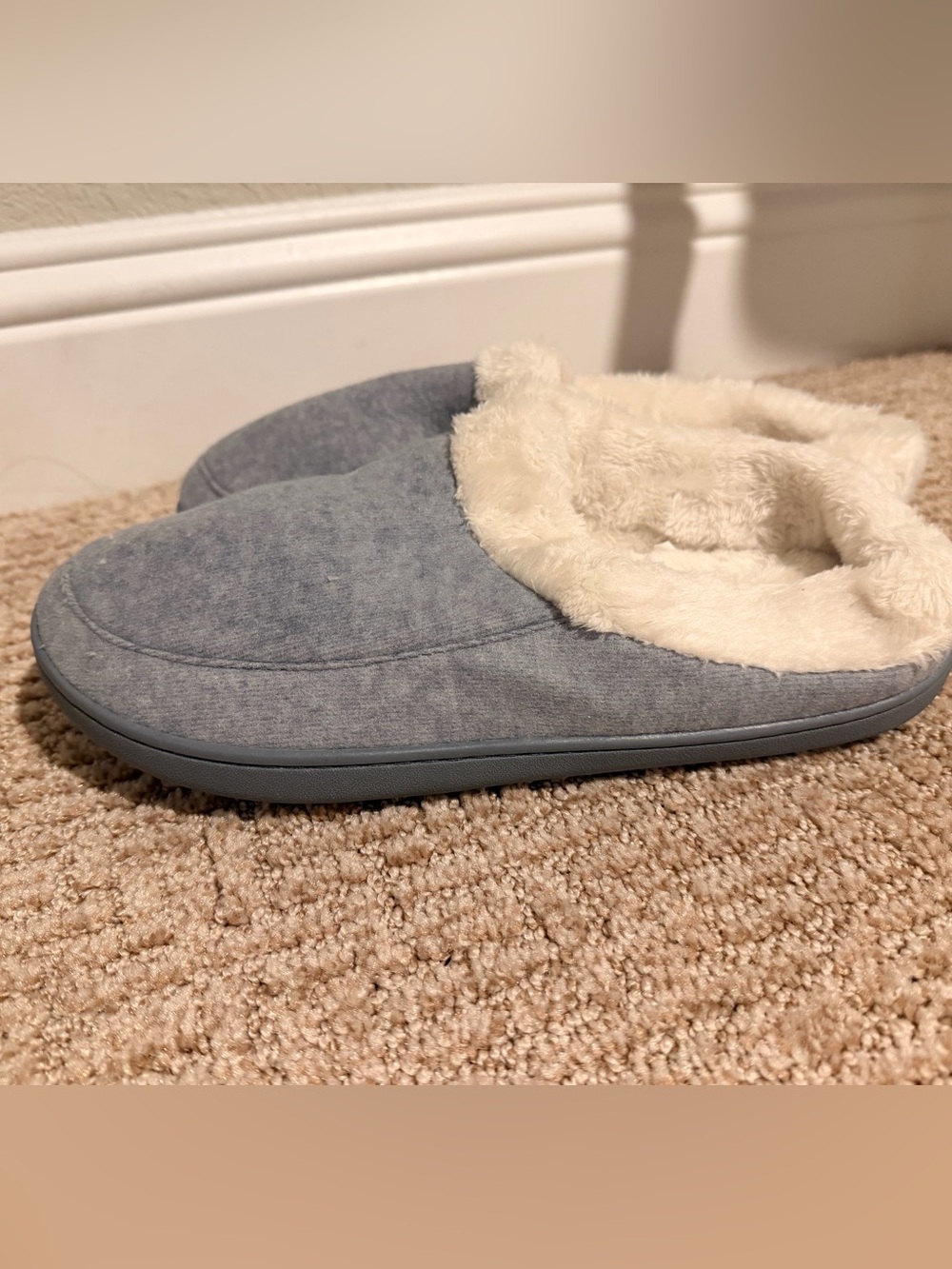 Den-ber Cozy Women's Plush-Lined Slip-On Slippers in Light Gray